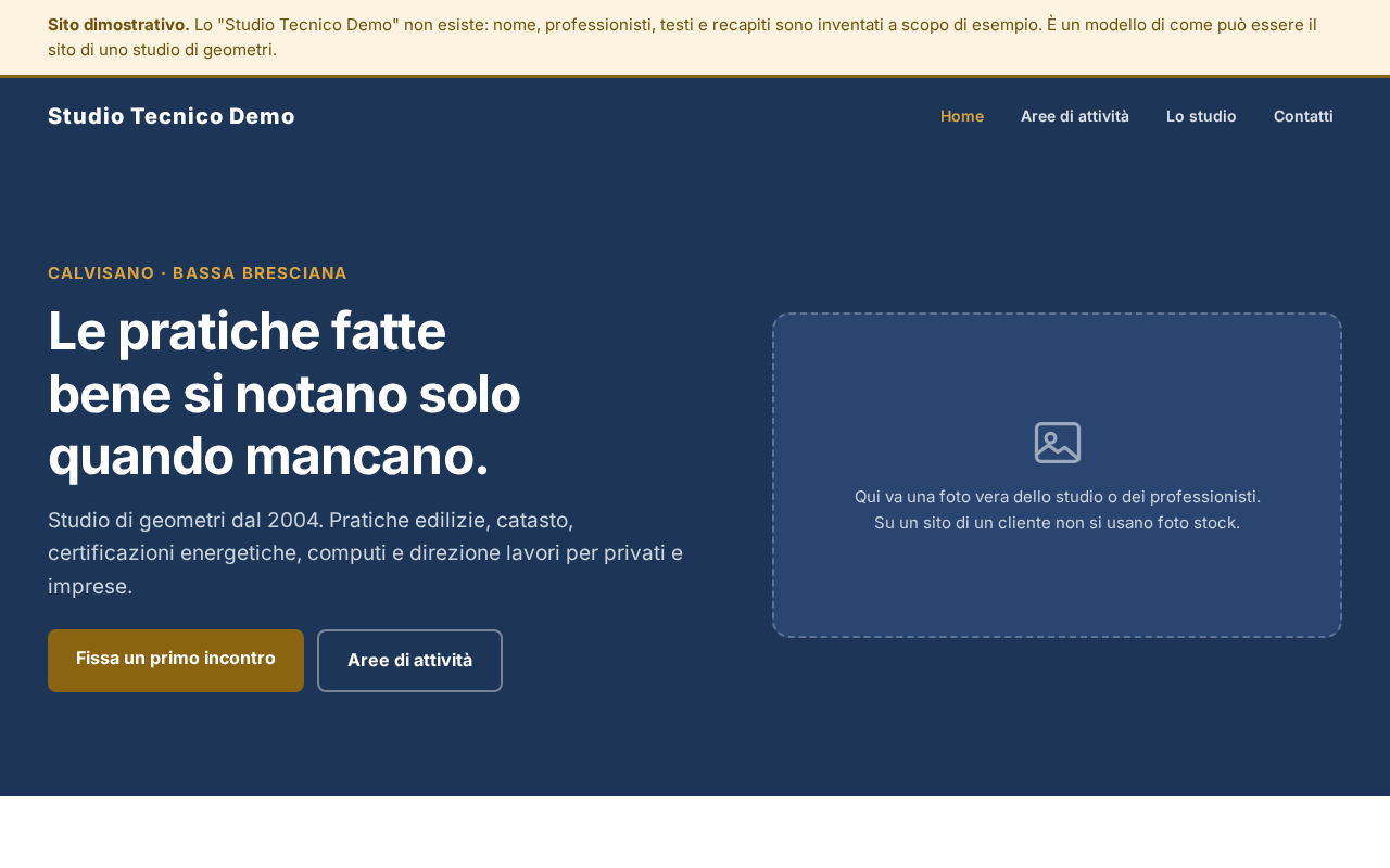 Schermata della home del sito dimostrativo per uno studio di geometri: impaginazione sobria su due colonne.