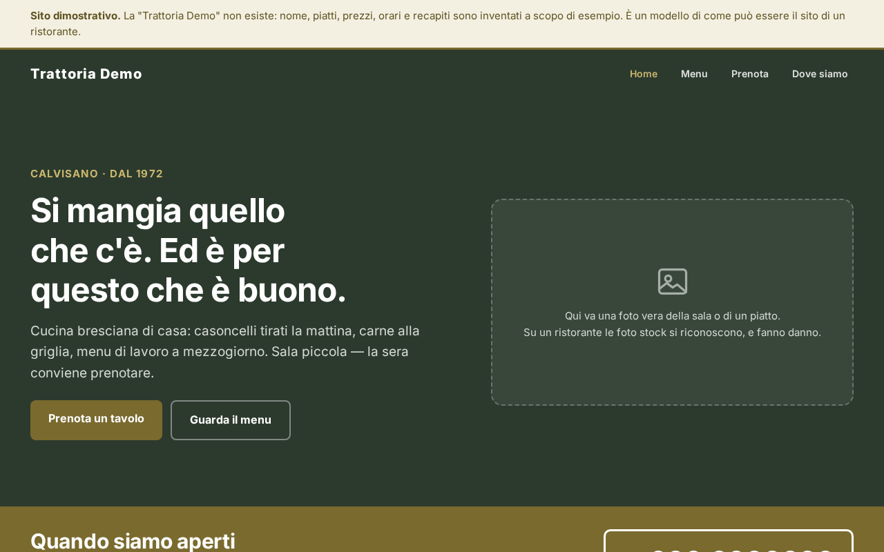 Schermata della home del sito dimostrativo per una trattoria: fascia verde bosco, titolo grande e pulsante per prenotare.